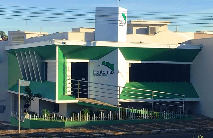 DENTOMAX: Vanessa e Marcelo Bigulin transferem moderna clínica para novo endereço