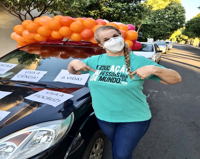 COMEMORANDO: professora decora carro de forma inusitada para comemorar vacinação contra Covid-19