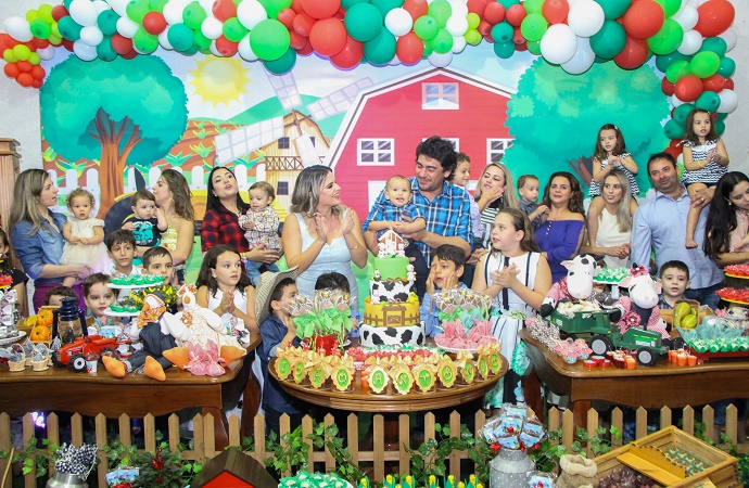 É PIC: Camila Garcia e Adriano Deboletta celebram 1º ano do filho João