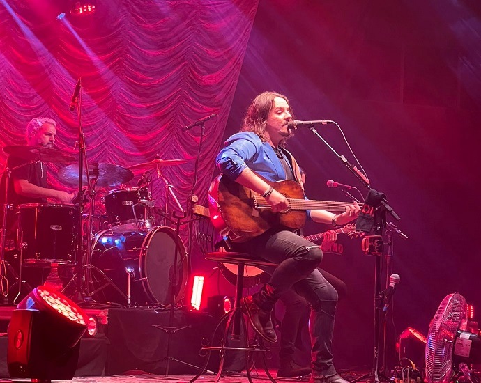 FOI SHOW: cantor Dino Fonseca se apresentou em Jales, com mesas e bistrôs esgotados