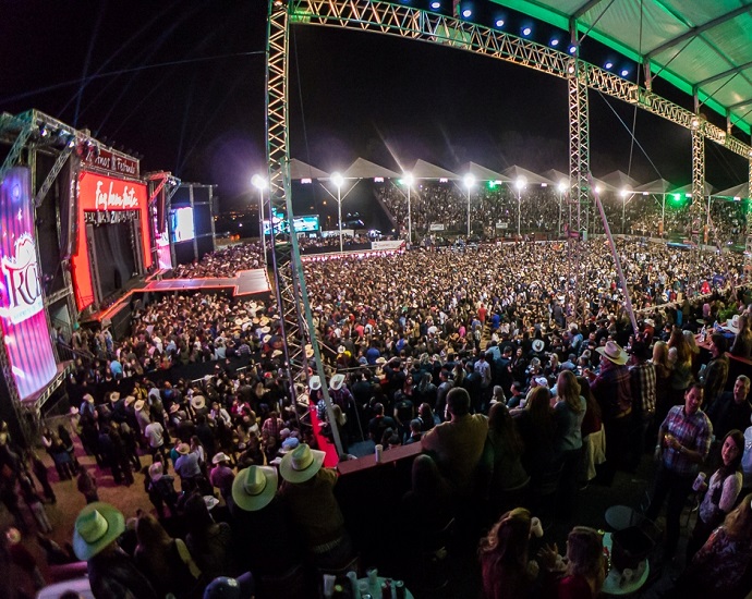 É HOJE: Noite Solidária abre a 22ª edição do Rio Preto Country Bulls com shows e rodeio