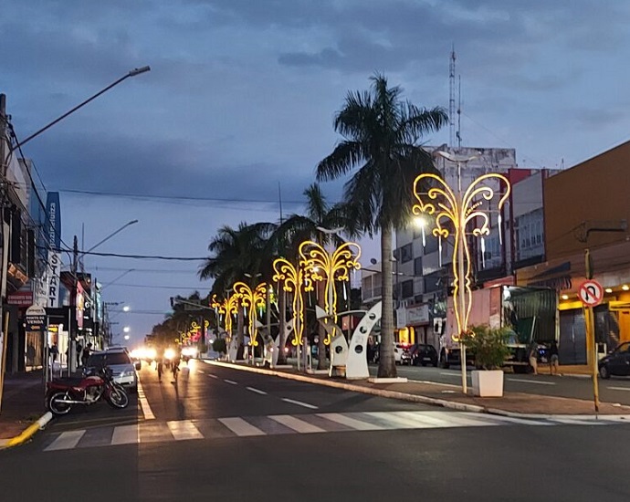 TEMPO DE ESPERANÇA: decoração Natalina começa a brilhar nas ruas e avenidas de Jales