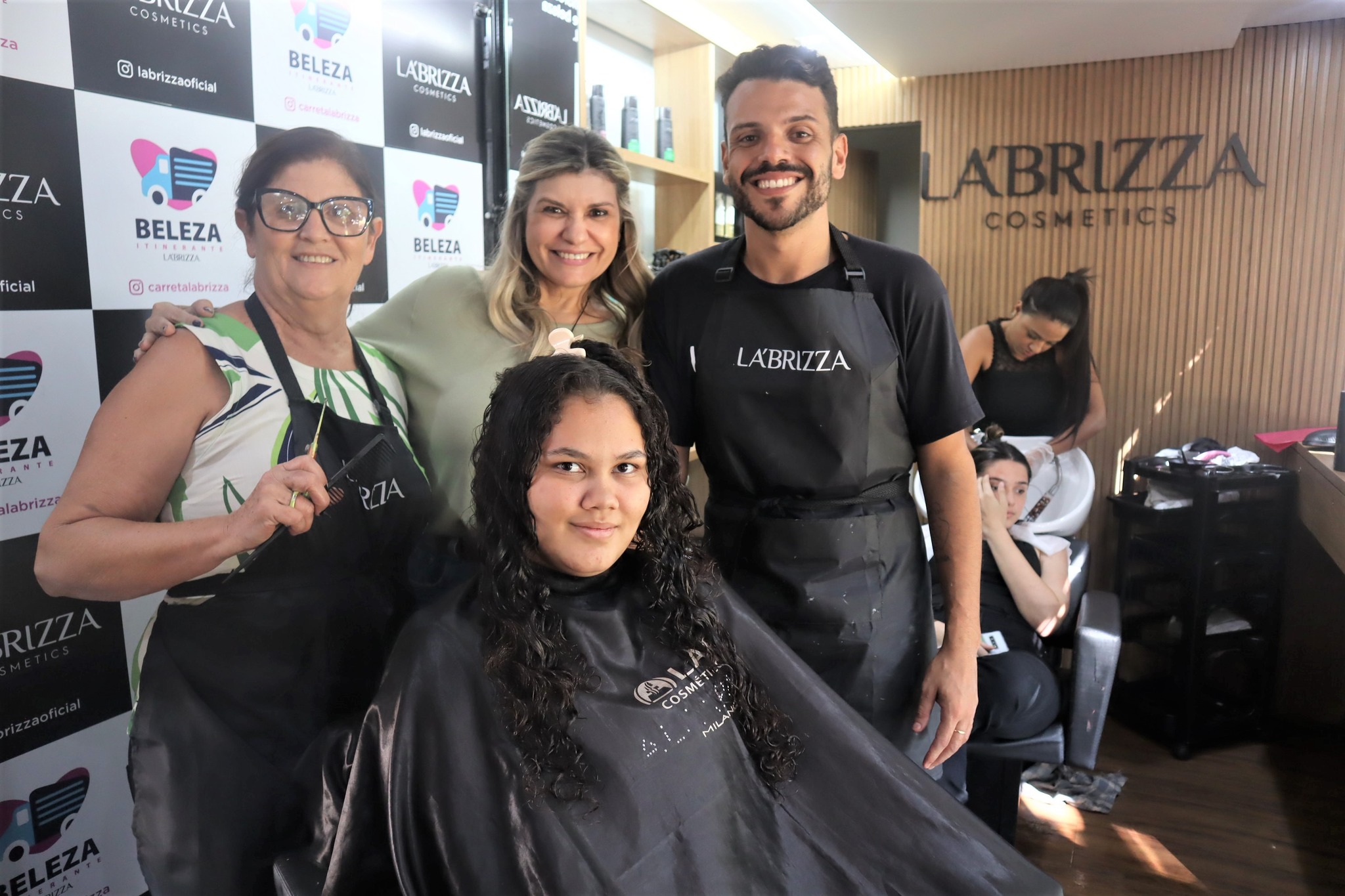 DICA: Fundo Social visita bairros da cidade e oferece tratamentos gratuitos na Carreta da Beleza