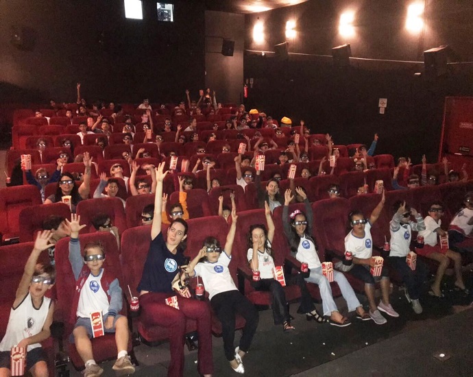 PIPOCA e GUARANÁ: crianças do Anglo Jales se divertem em sessão de cinema no Cine Jales