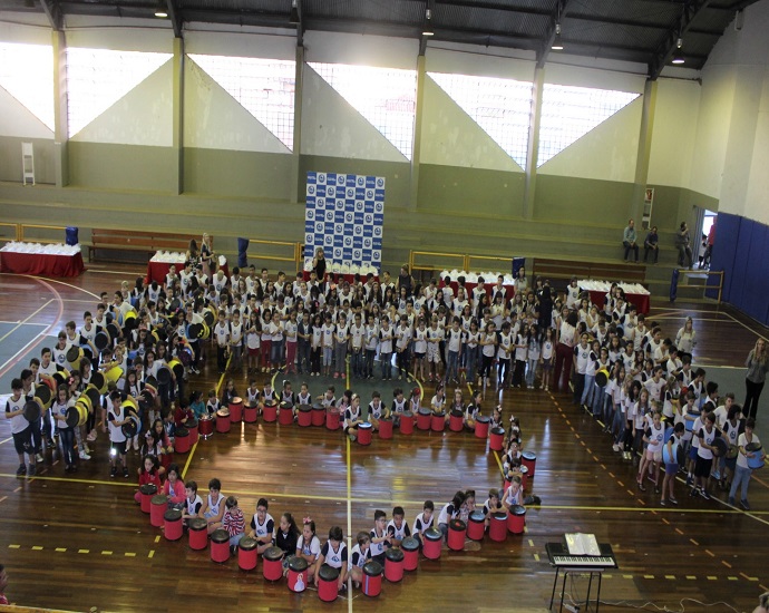 ENCANTADOR: alunos do Anglo de Jales realizam homenagens no Dia das Mães e surpreendem convidados