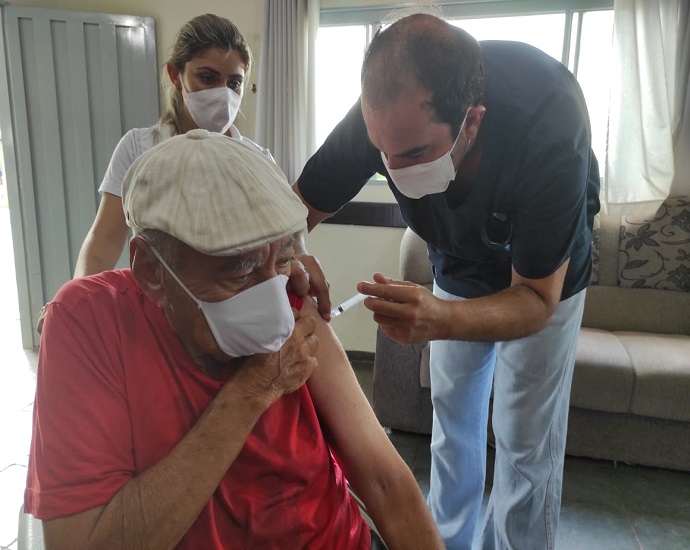 IMUNIZAÇÃO: idosos do Lar dos Velhinhos de Jales são vacinados contra Covid-19 