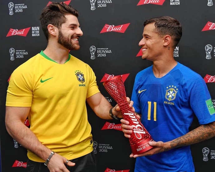 RUMO AO HEXA: Dj Alok entrega troféu de melhor jogador em campo para Philippe Coutinho